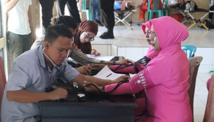 Polres Ende Gelar Donor Darah dan Pengobatan Gratis Dalam Rangka Sambut Hari Bhayangkara ke-78