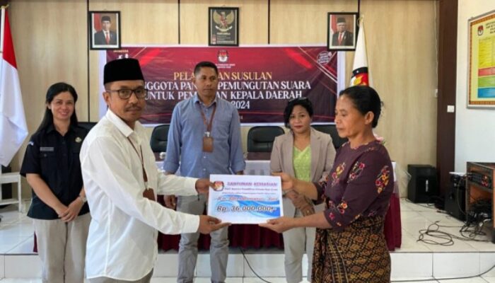 Ketua KPUD Ende Serahkan Santunan Kematian Rp 46 Juta Kepada Ahli Waris Petugas Pemilu