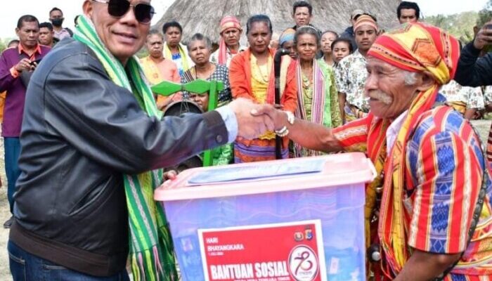 Kapolda NTT Salurkan Bansos, Pj Bupati TTS Ucapkan Terima Kasih