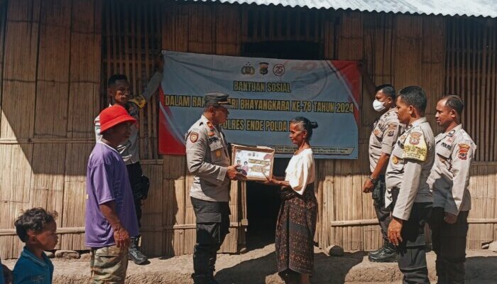 Polsek Wewaria Serahkan Bantuan Sosial kepada Korban Musibah Kebakaran Rumah