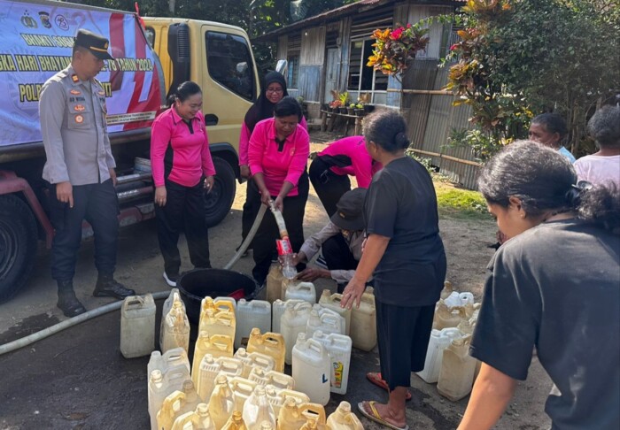 Empat Tahun Kesulitan Air Bersih, Polsek Ndona Salurkan 10.000 Liter Air untuk Warga Kampung Nuaraja 1 1000756052