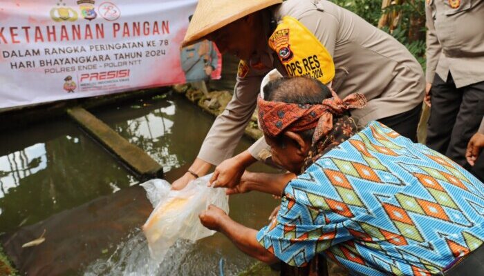 Polres Ende Serahkan Benih Ikan Koi untuk Kelompok Tani Wongamengi di Desa Kedebodu