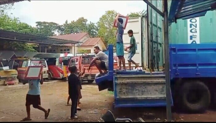 Ormas Beta Timor Sumbang 1.500 Dus Keramik untuk Rumah Ibadah di TTU dan TTS