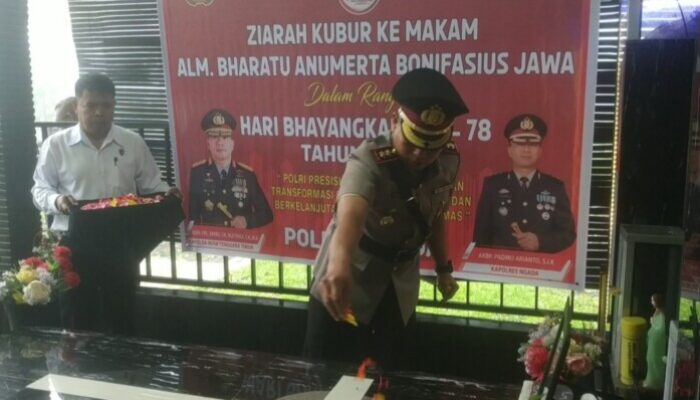 Kapolres Ngada Ziarah dan Tabur Bunga di Makam Bharatu Anumerta Boy Jawa