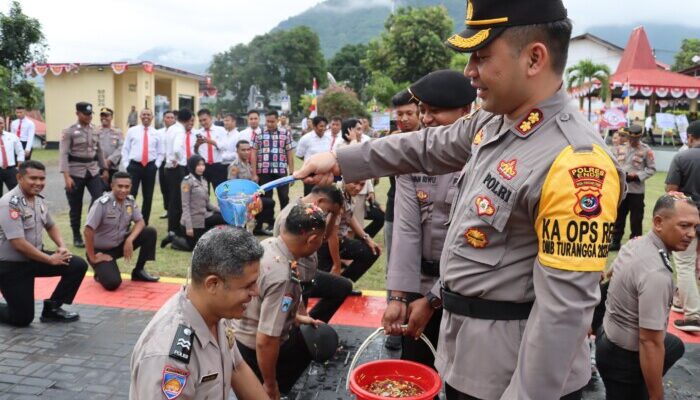 Tradisi Air Kembang Kembali Warnai Upacara Korp Raport Kenaikan Pangkat 25 Personil Polres Ende