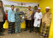 Wakapolres Ende Serahkan Kunci Rumah kepada Salah Seorang Warga di Kelurahan Mbongawani