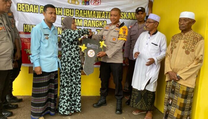 Wakapolres Ende Serahkan Kunci Rumah kepada Salah Seorang Warga di Kelurahan Mbongawani