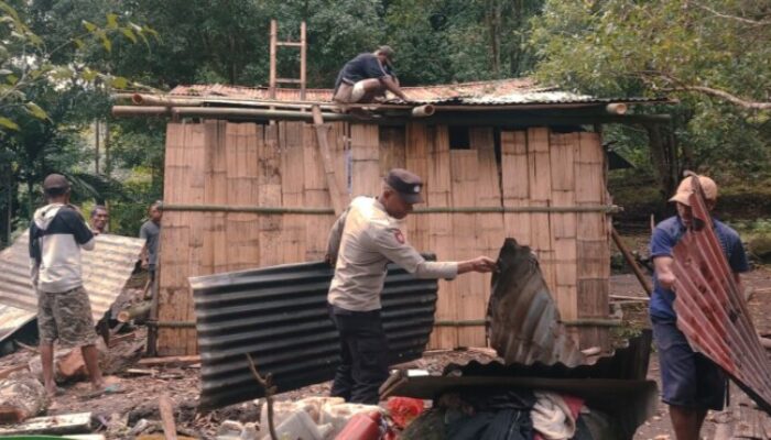 Respon Cepat, Anggota Polsek Mauponggo Evakuasi dan Perbaiki Rumah Warga yang Tertimpa Pohon
