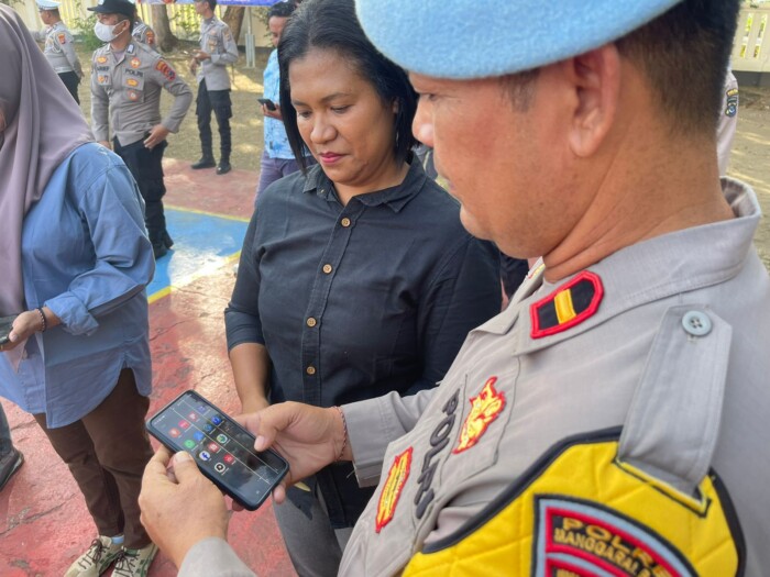 Cegah Praktik Judi Online, Propam Cek Handphone Milik Anggota Polres Manggarai Barat 1 1000799799