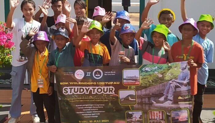 Rumah Baca Mustika dan Taman Baca ION Detupau-Wolowaru Study Tour ke Tempat Bersejarah di Kota Ende