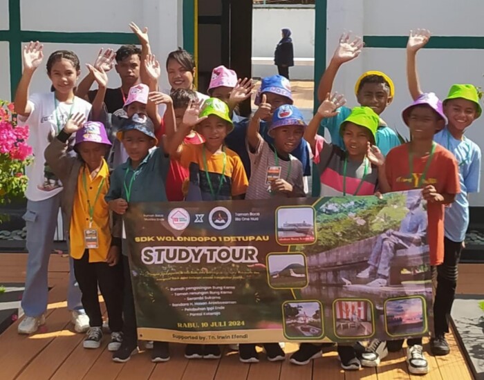 Rumah Baca Mustika dan Taman Baca ION Detupau-Wolowaru Study Tour ke Tempat Bersejarah di Kota Ende 1 1000810453