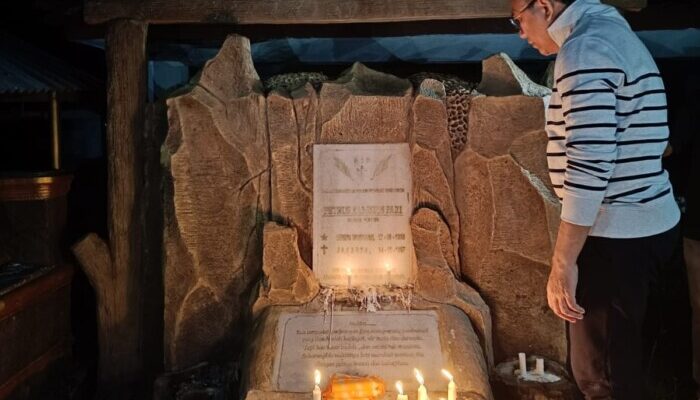 Ziarah di Pekuburan Ili Getang, Ansy Lema Serap Energi Juang dari Bung Kanis Pari dan E.P da Gomez