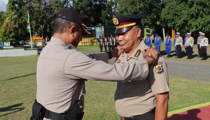 36 Tahun Berdinas, Anggota Polisi di Polres Ende Dapat Penghargaan Kenaikan Pangkat