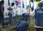 Gelar Kerja Bakti, Mahasiswa KKN Universitas Flores Bersihkan Kantor Desa Watusipi