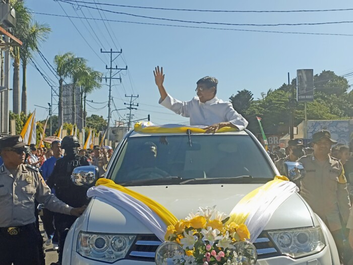 Tiba di Ende, Uskup Mgr. Paulus Budi Kleden, SVD Disambut Tiga Pimpinan Daerah dan Ribuan Umat 1 1000866888