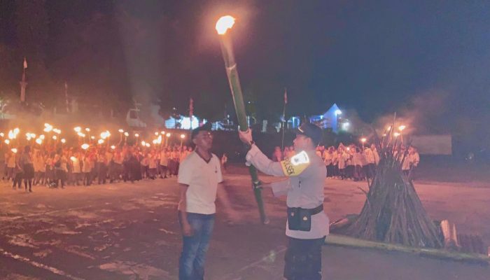 Kapolsek Mauponggo Pimpin Upacara Penyalaan Obor dan Api Unggun Dalam Rangka HUT Pramuka ke-63