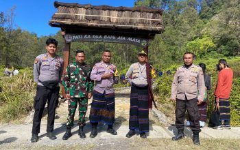 Polsek Wolowaru Amankan Upacara Adat Pati Ka Du'a Bapu Ata Mata di Danau Kelimutu 8 1000875865