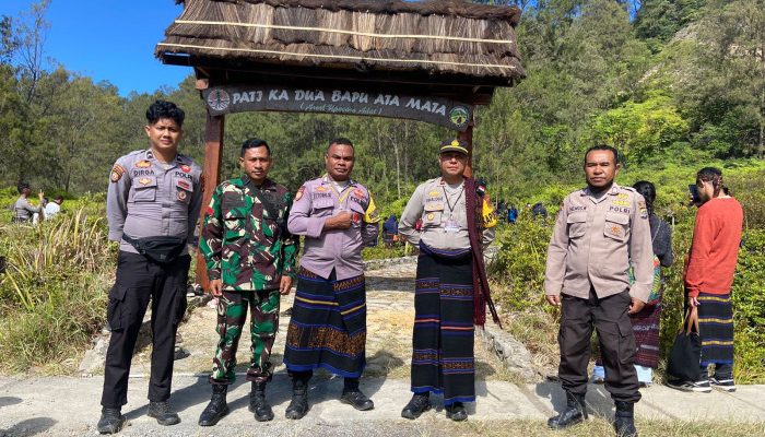 Polsek Wolowaru Amankan Upacara Adat Pati Ka Du’a Bapu Ata Mata di Danau Kelimutu