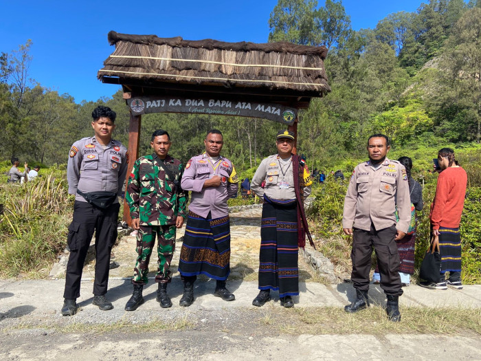 Polsek Wolowaru Amankan Upacara Adat Pati Ka Du'a Bapu Ata Mata di Danau Kelimutu 1 1000875865