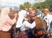 Suster dan Wanita Muslim di Ende Ini Kalungkan Selendang ke Dirjen Bimas Katolik Kemendag RI