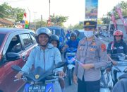 Polwan di Mabar Bagi-bagi Bunga dan Coklat Kepada Para Pengendara di Labuan Bajo, Ada Apa Ya?