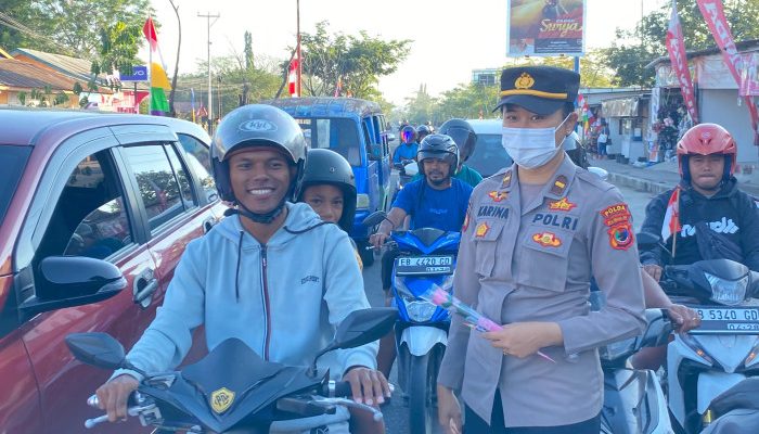 Polwan di Mabar Bagi-bagi Bunga dan Coklat Kepada Para Pengendara di Labuan Bajo, Ada Apa Ya?