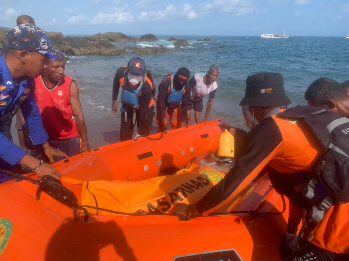 Tim SAR Gabungan Temukan Pedagang Ikan yang Hilang Tenggelam di Perairan Sikka 1 1000928033