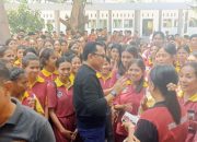 Datangi Dua Sekolah di Ende, Ansy Lema Bagi Tips kepada Para Siswa Agar Sukses Dimasa Depan