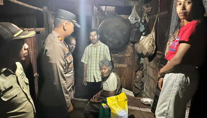 Kapolsek Ndona Serahkan Paket Sembako dari Hasil Jual Tomat kepada Warga Dua Desa di Kecamatan Ndona