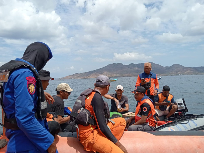 Seorang ABK KM Rakhmat Hidayat Jatuh di Pelabuhan Terong Adonara Flores Timur 1 1000965146