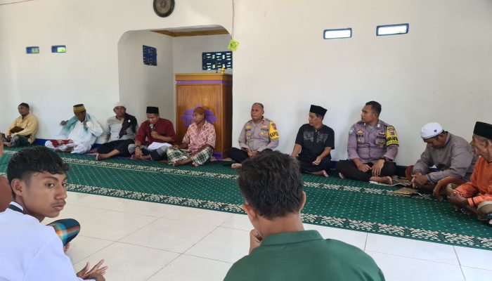 Polsek Wolowaru GelarJumat Curhat dengan Jemaah di Masjid Nurul Iman Desa Ledesua