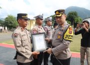 Tujuh Perwakilan Personil Polres Ende Terima Penghargaan dari Kapolres
