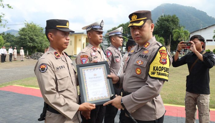Tujuh Perwakilan Personil Polres Ende Terima Penghargaan dari Kapolres