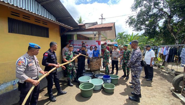 TNI Polri Salurkan 15.000 Liter Air Bersih Untuk Warga Udayana-Ende