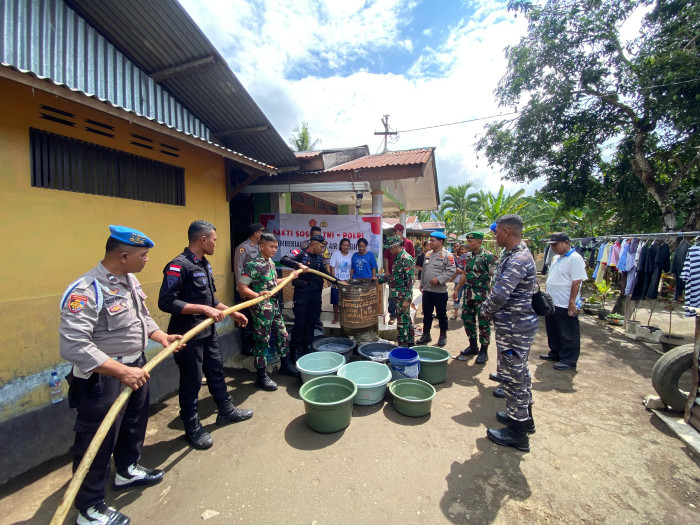 TNI Polri Salurkan 15.000 Liter Air Bersih Untuk Warga Udayana-Ende 1 1001027312