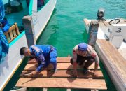 Satpolairud Polres Mabar Perbaiki Lantai Papan Dermaga Biru Labuan Bajo