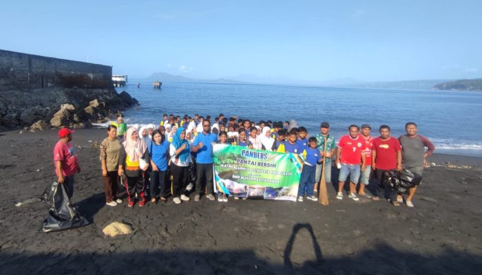 Dukung Pengembangan Wisata Bahari, IKAYE dan SMP Muhamadiyah Bersih Pantai Kota Raja Sampai Ndao