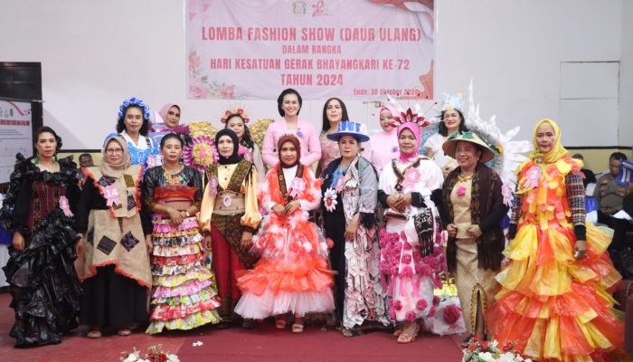 Lomba Fashion Show dari Barang Bekas, Begini Cara Ibu-Ibu Bhayangkari Polres Ende Rayakan Syukuran HKGB ke-72