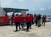 KM Bajak Laut Terbakar di Perairan Maumere, Delapan Penumpang Dievakuasi Tim SAR Gabungan