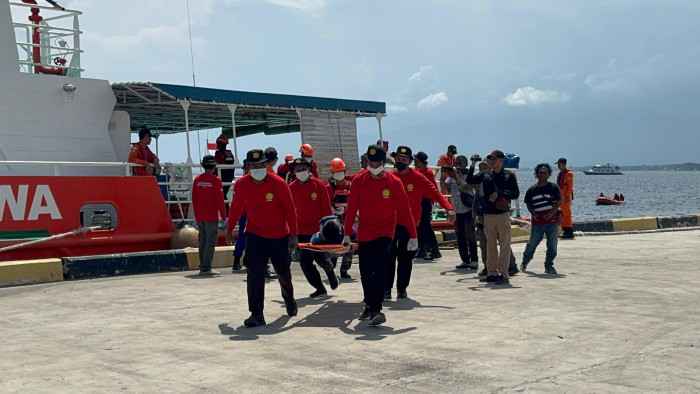 KM Bajak Laut Terbakar di Perairan Maumere, Delapan Penumpang Dievakuasi Tim SAR Gabungan