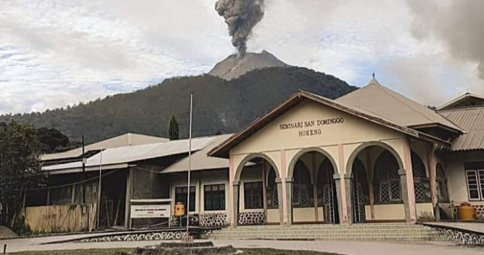 Warga Australia Donasi Korban Letusan Gunung Lewotobi di Kabupaten Flores Timur 1 1001070969