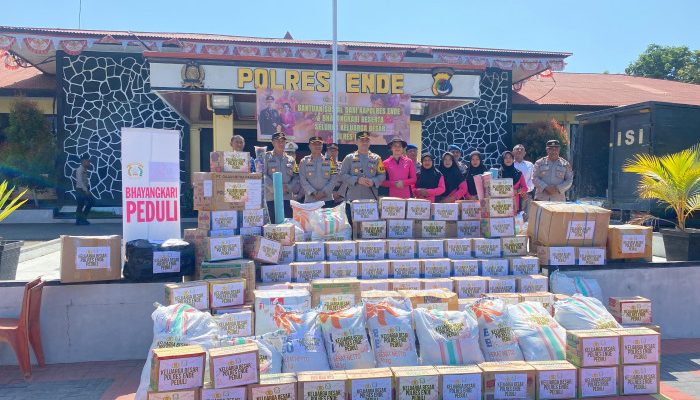 Polres Ende Bersama Bhayangkari Salurkan Bantuan untuk Korban Erupsi Gunung Lewotobi di Flores Timur