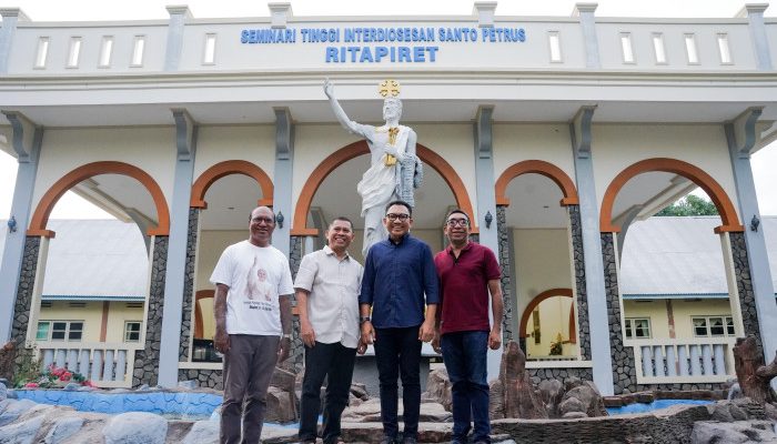 Ansy Lema Datangi Seminari Santo Petrus Ritapiret Sikka