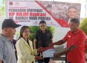 Serahkan Sertifikat KIP Kuliah di Ende, Andreas Hugo Pareira Sampaikan Dua Informasi Penting Ini