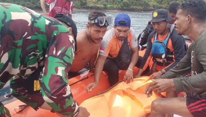 Tim SAR Gabungan Evakuasi Jenazah Warga Flores Timur yang Terseret Arus di Pantai Watubuku