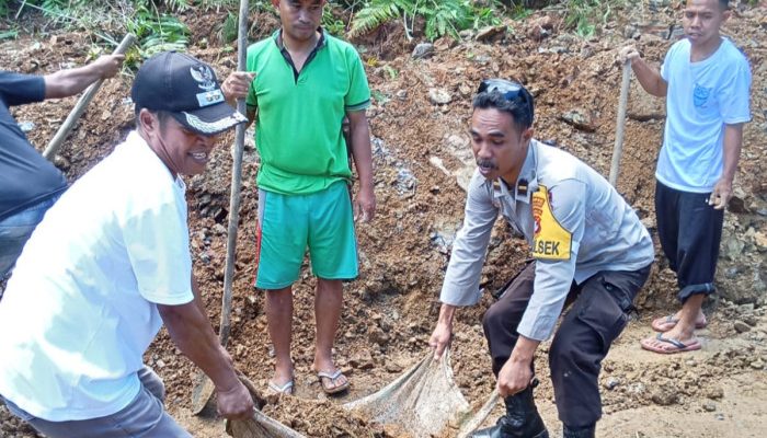Polisi dan Warga Bersihkan Material Longsor di Jalan yang Menghubungkan Dua Kecamatan di Manggarai Barat