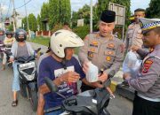 Kapolres Ende Bersama Anggota Komunitas Motor Berbagi Takjil untuk Masyarakat