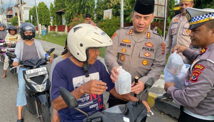 Kapolres Ende Bersama Anggota Komunitas Motor Berbagi Takjil untuk Masyarakat