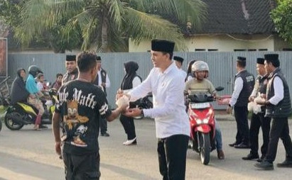 Satreskrim Polres Ende Bagi Takjil kepada Masyarakat 1 1001325811