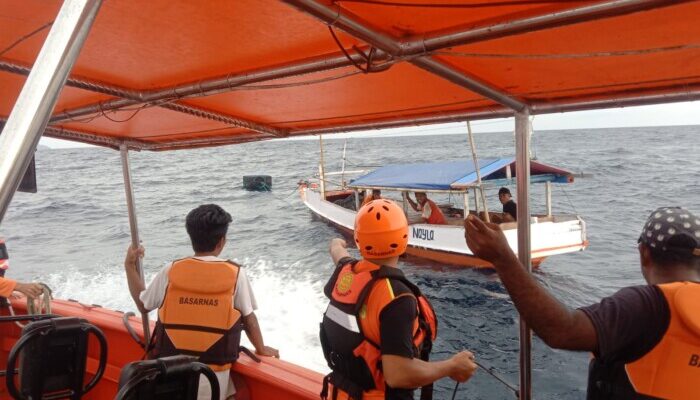Tim SAR Gabungan Evakuasi Tiga Nelayan Sikka yang Terombang Ambing di Perairan Pemana